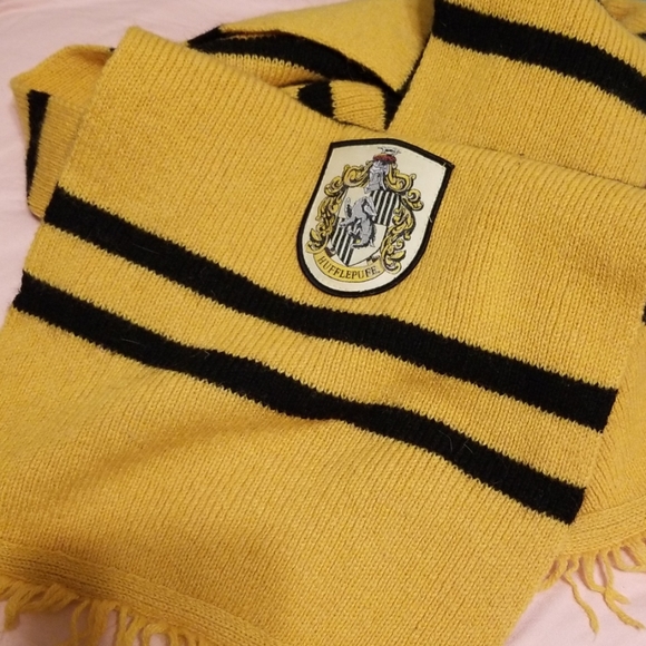 Hufflepuff   Scarf - Picture 5 of 8